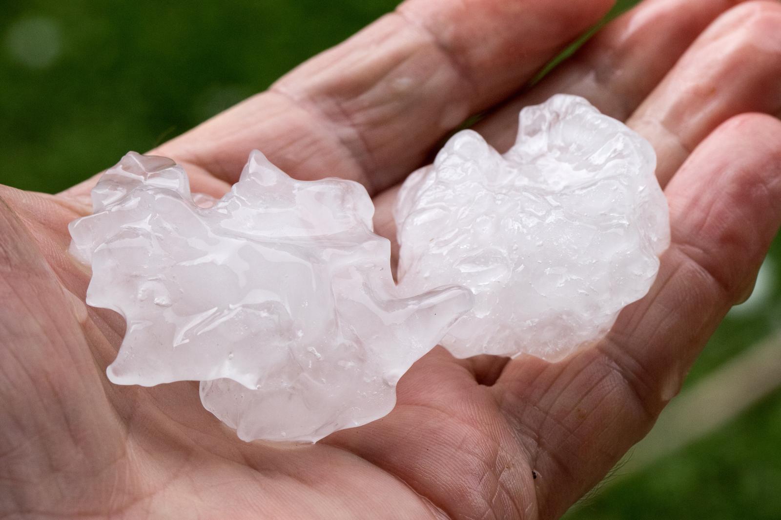 Grandine come non mai: Abu Dhabi sotto assedio dal cielo!